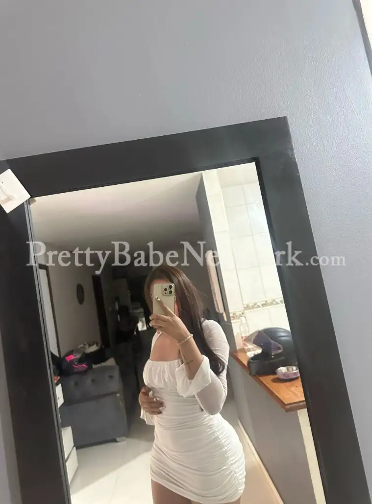 Anusha—Premium Air Hostess Escort in Gaur City for Free Doorstep Delivery